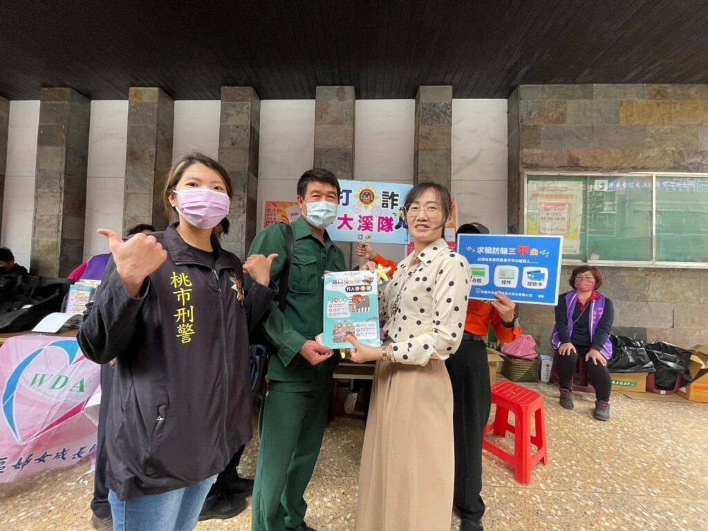 大溪警捐熱血不忘宣導-加強民眾交安、反詐觀念
