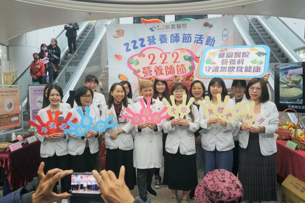 桃醫慶祝元宵節、營養師節-民眾猜燈謎學正確飲食觀念