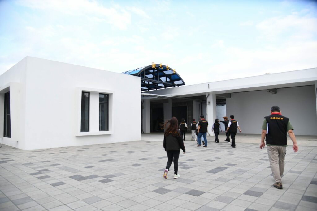 花蓮漁港多功能漁業場館完工-徐榛蔚邀集民眾採買新鮮漁獲