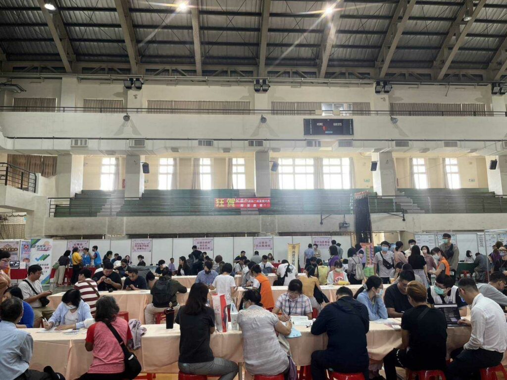 高雄市勞工局開春首場徵才活動-求職徵才「龍」順利