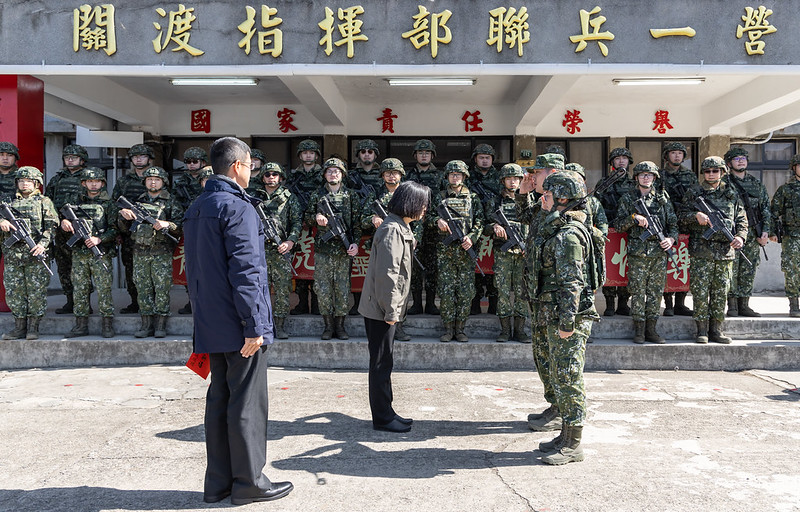 堅守崗位致敬勇士　蔡英文視察陸軍聯兵1營和海巡署深澳安檢所
