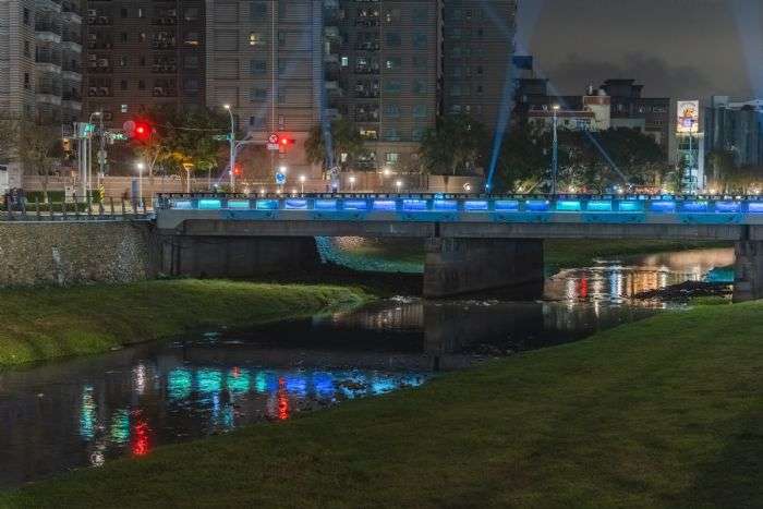 中壢老街溪橋梁燈光美化改善完工-漫步河岸體驗光影魅力