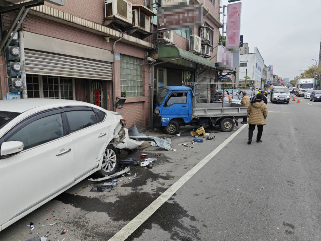 【有片】遭22歲男開車衝撞-小貨車駕駛一度失去生命跡象