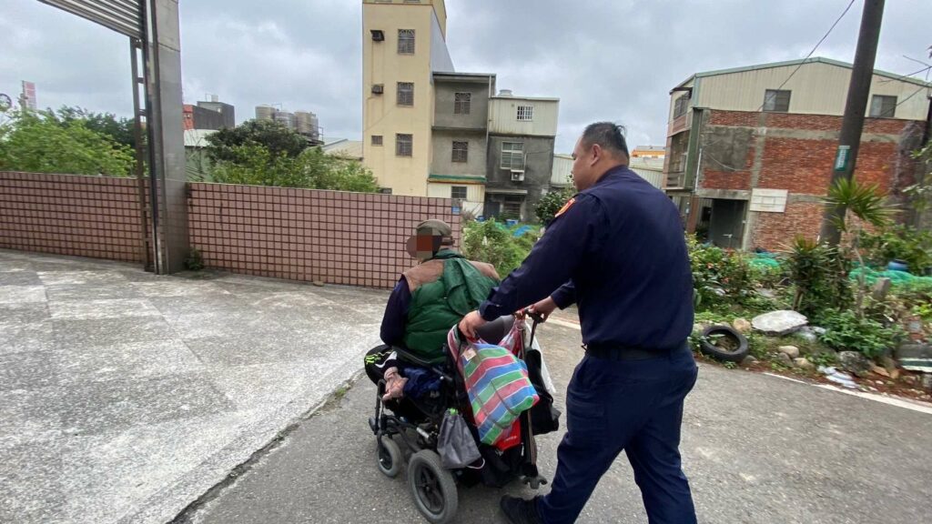 身障男1原因無法返家-楊梅警及時伸援