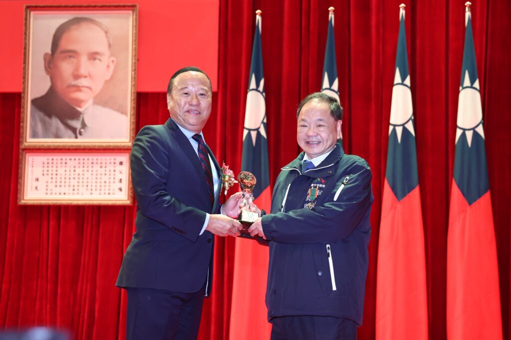 中市府3連霸績優役政　民政局長榮獲「一星寶星」獎章殊榮