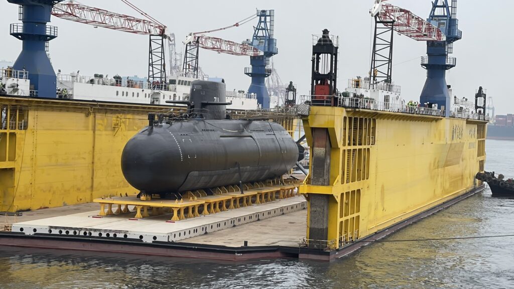 影／國造潛艦「海鯤號」移泊至台船小塢-進入泊港測試