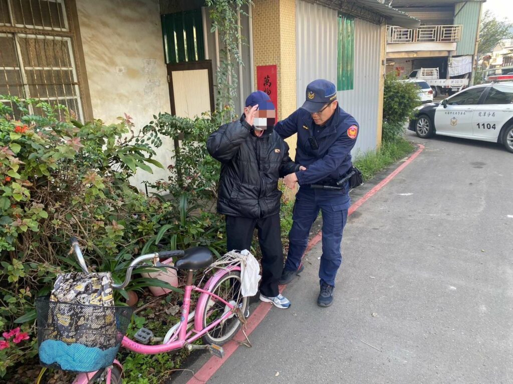 老翁騎腳踏車買早餐跌落花圃-龍潭警即刻救援
