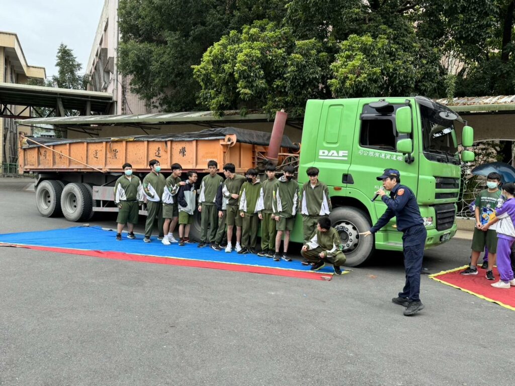 「震撼教育」！-學子體驗大車內輪差視野死角