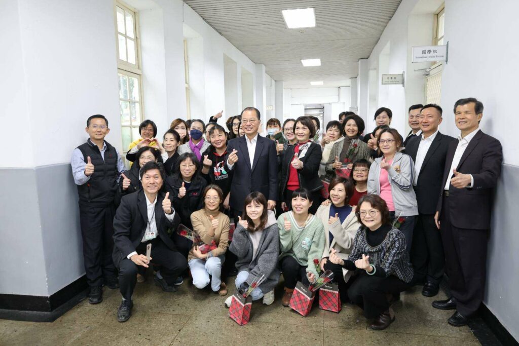 警政署長黃明昭贈禮盒、鮮花-歡慶國際婦女節
