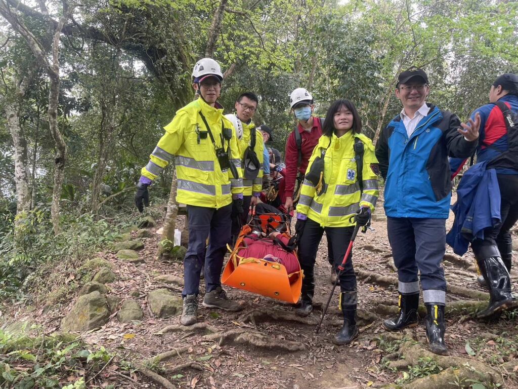 桃消大溪分隊守護民眾登山安全-攜手山岳協會強化救援能力、山徑標示