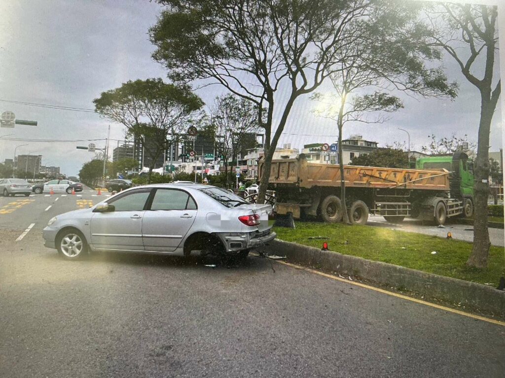 小客車疑違規左轉-砂石車閃避不及連累旁車