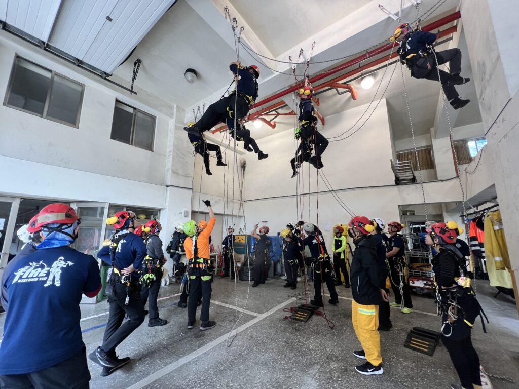 基隆消防局繩索操作訓練　挑戰高難度技巧提升救災效能