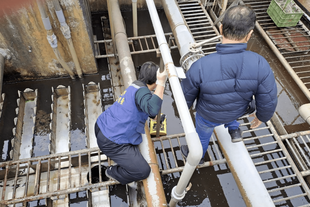 新北市樹林區潭底溝現紅色污水排放-環保局：最重裁罰600萬元
