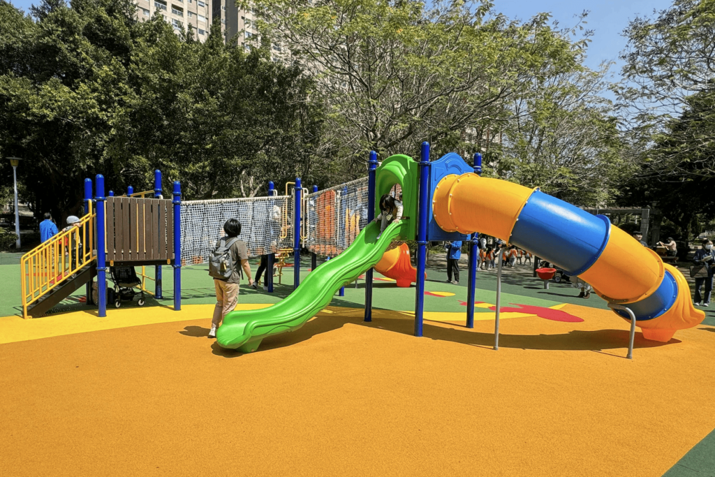 全新改造！板橋八德公園兒童遊戲場彩色地墊-多項新設施讓孩子玩得更安全更開心