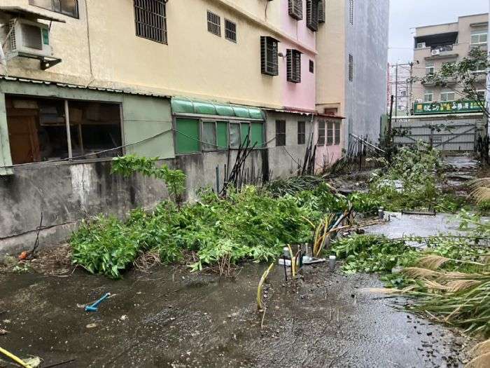 「害鄰屋損」-居民控建商態度消極-建管處要求速處