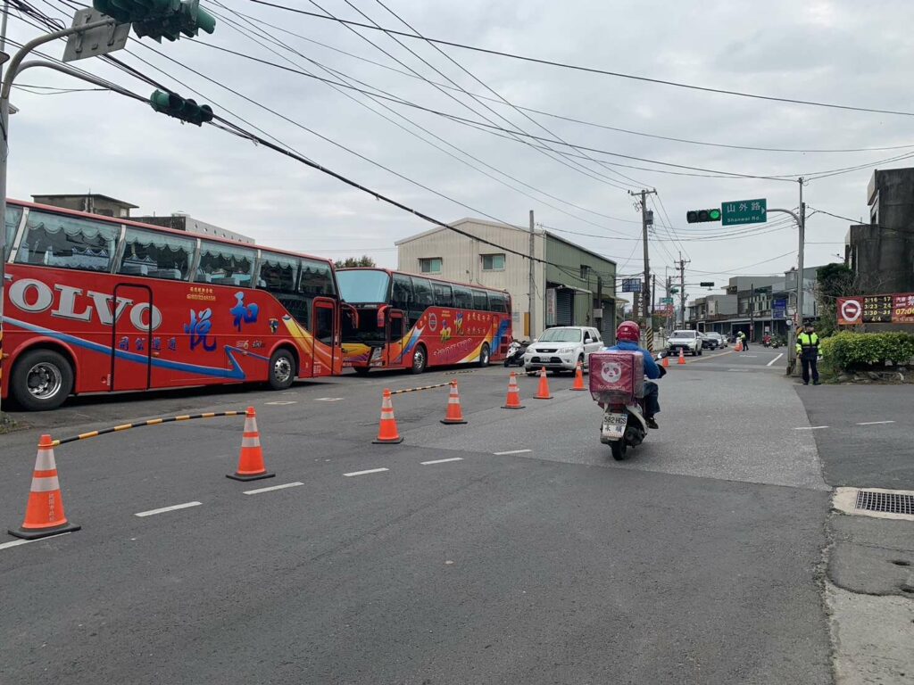 清明掃墓車潮多-蘆竹警曝周邊交通疏導措施