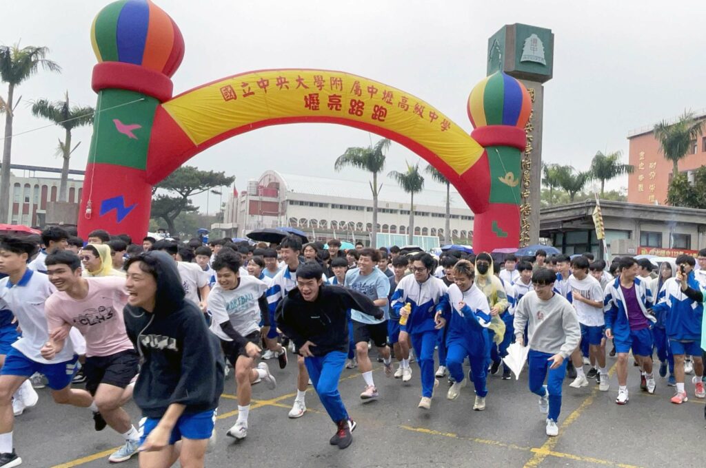 中大壢中路跑活動睽違3年登場-2300師生風雨無阻熱情響應