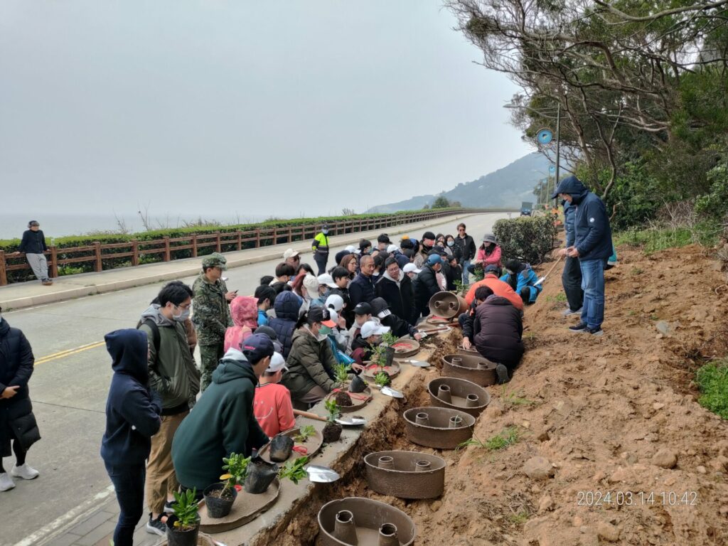 北竿鄉植樹節活動圓滿結束　白沙聯外道路種植600棵海桐綠意可期