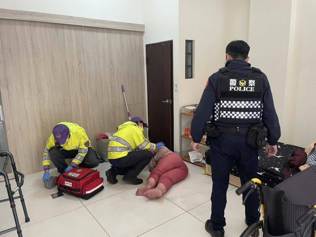 身障婦深夜倒臥家中求救到白天-大園警緊急到場助脫困