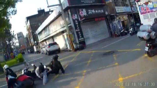 【有片】16歲少年無照騎車載友-與女騎士碰撞畫面曝