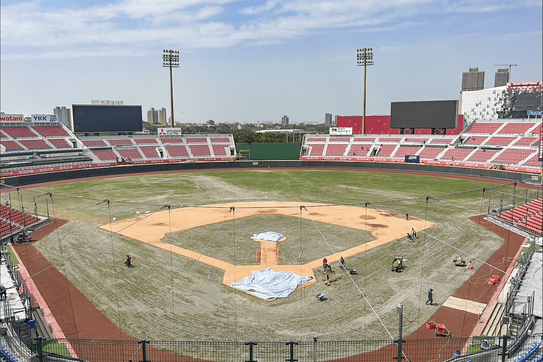樂天桃園國際棒球場改善工程進度近9成-美日韓技師協助鋪設紅土