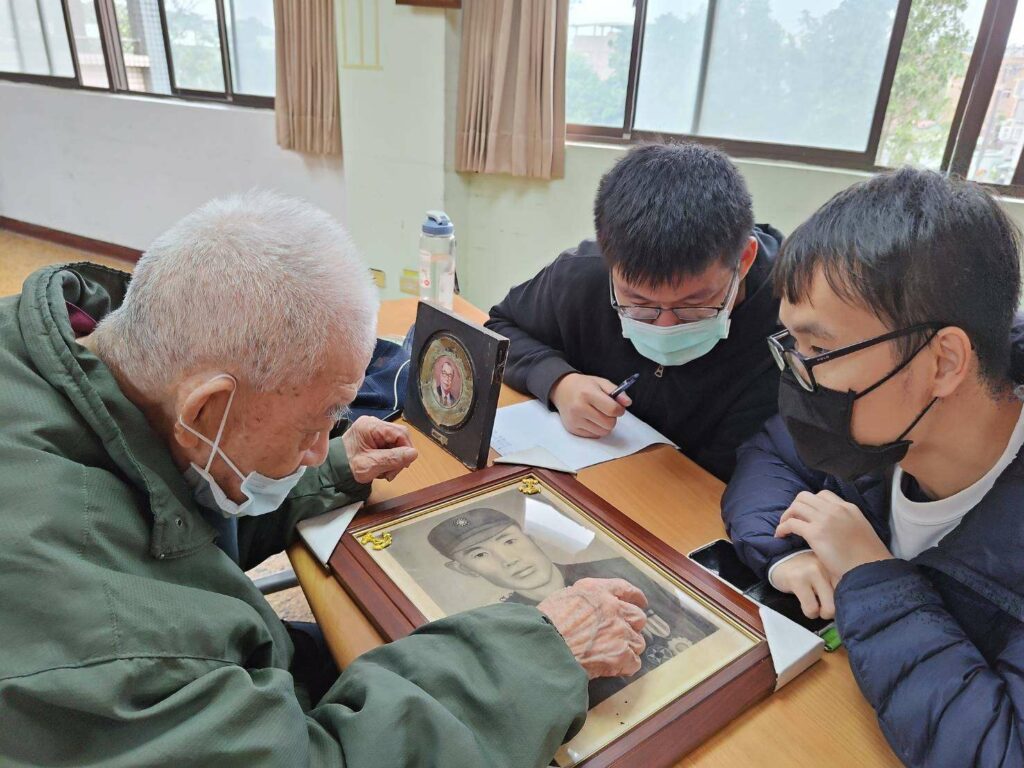 臺大小獅子服務社行動關懷-探視八德榮家長輩青銀共融