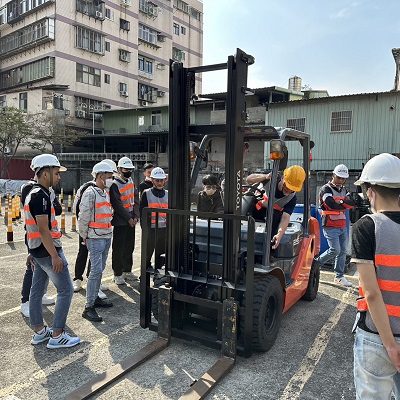 新北職訓中心結合光啟高中、外籍工作者協會-首辦堆高機越南移工專班　即時口譯輔導考證照