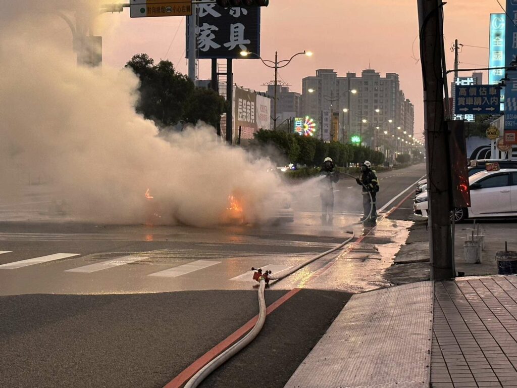 男子酒駕自撞安全島-白轎車燒成黑廢鐵