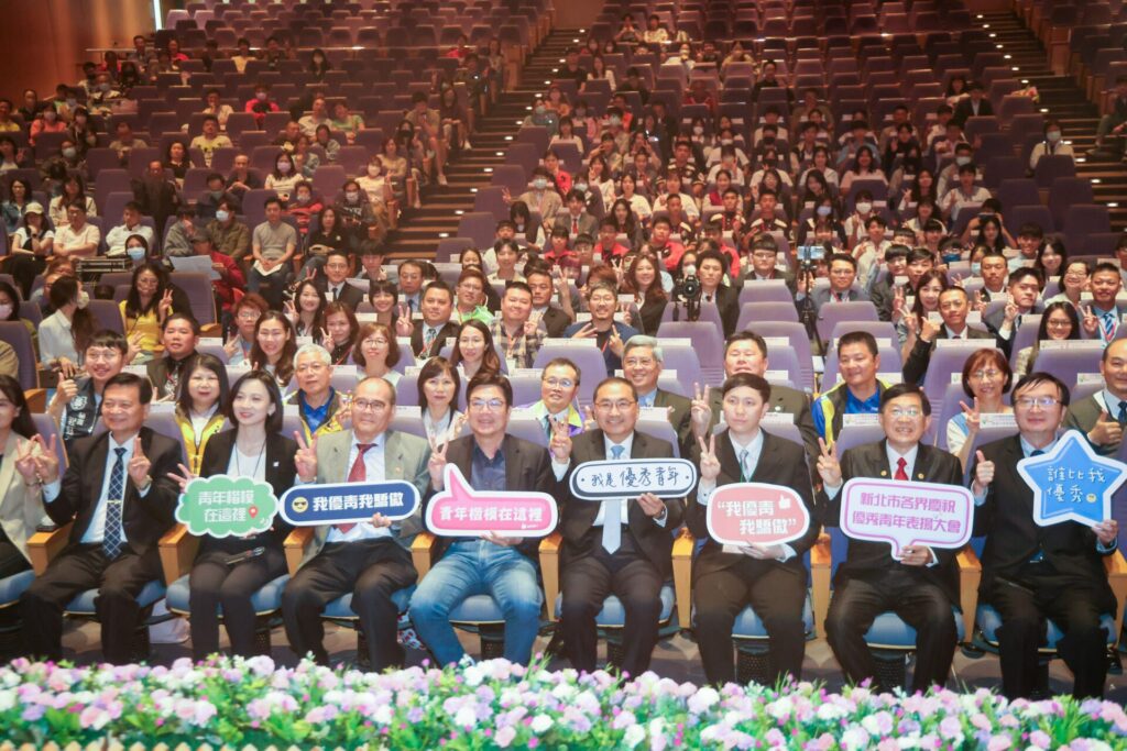 新北市126位優秀青年獲表揚　侯友宜期勉年輕人不受既定框架限制　找到自己的一扇窗
