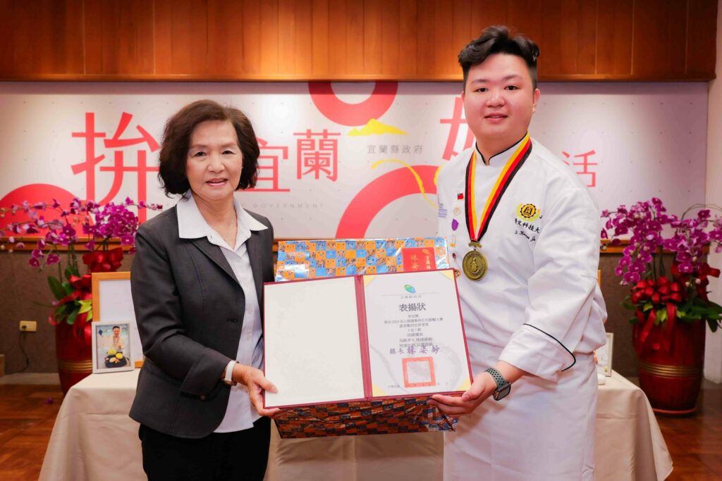 勇奪德國奧林匹克廚藝大賽金牌-李冠儒獲縣長接見
