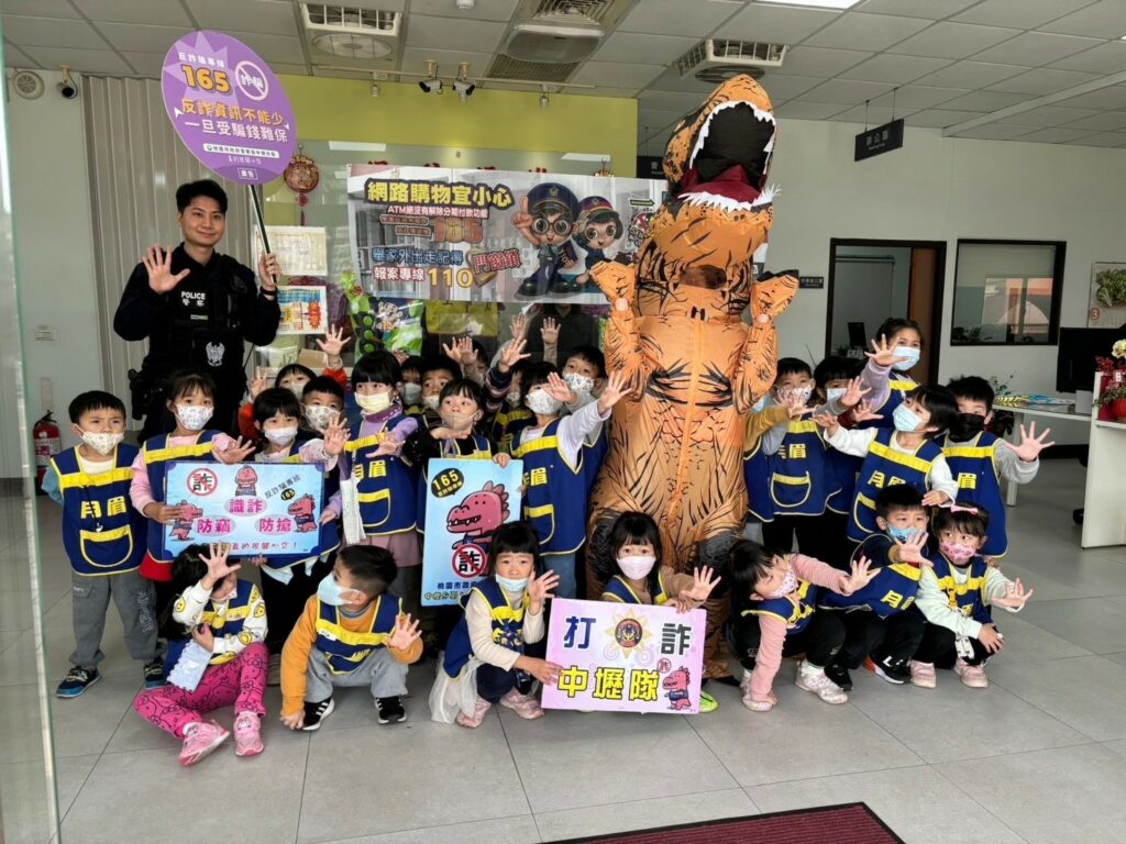 30幼童參觀中壢大崙派出所-偵查佐扮恐龍迎接