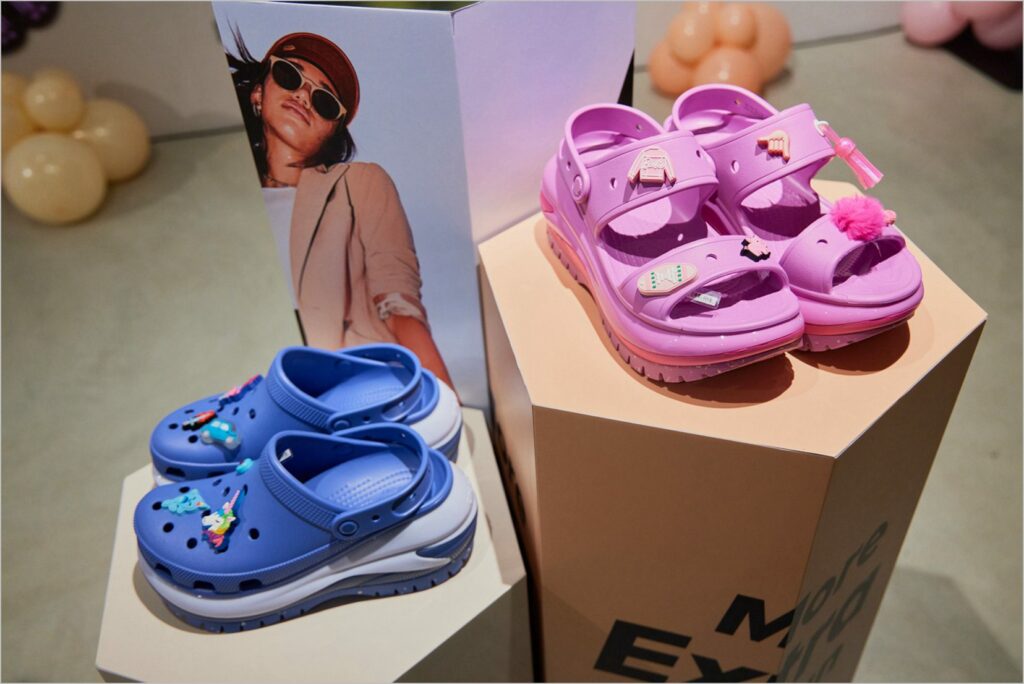 crocs新登場！厚底雪屋洞洞鞋為你打造時尚霸氣風采