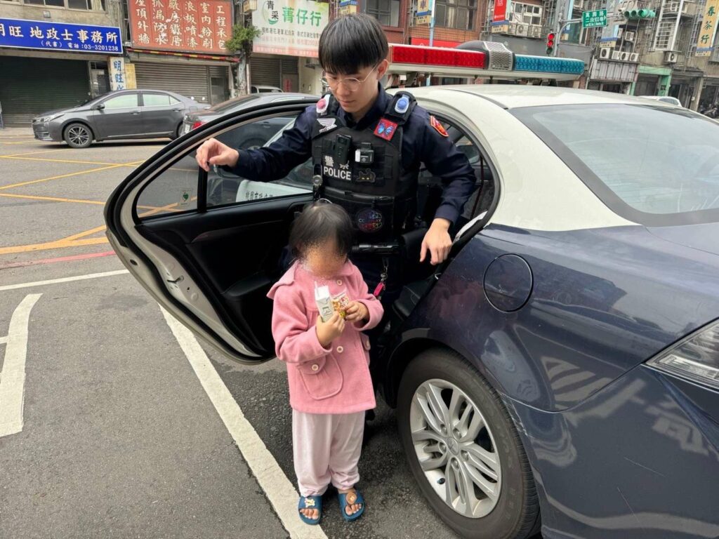 助外籍迷途女童找媽媽-龜山警曝結局惹人鼻酸