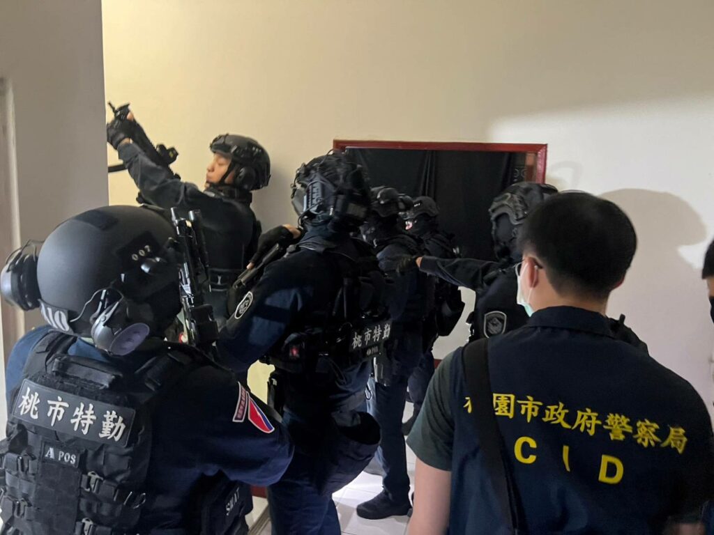 天九牌賭場藏民宅-八德警破門查扣逾百萬賭資