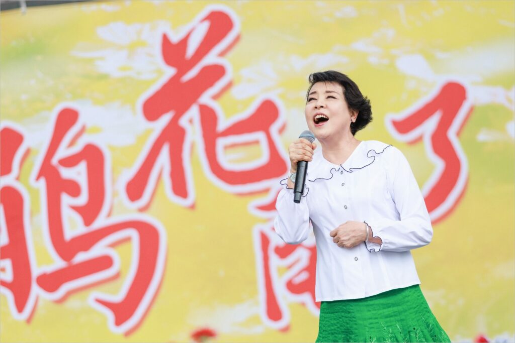 簡文秀現身杜鵑花海！-經典名曲「甜蜜蜜」掀起熱烈合唱