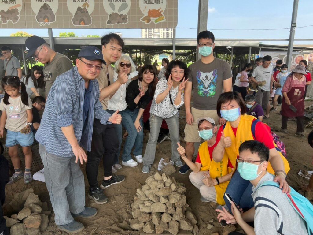 郭綜合辦親子樂窯窯活動大人小孩提前歡度兒童節