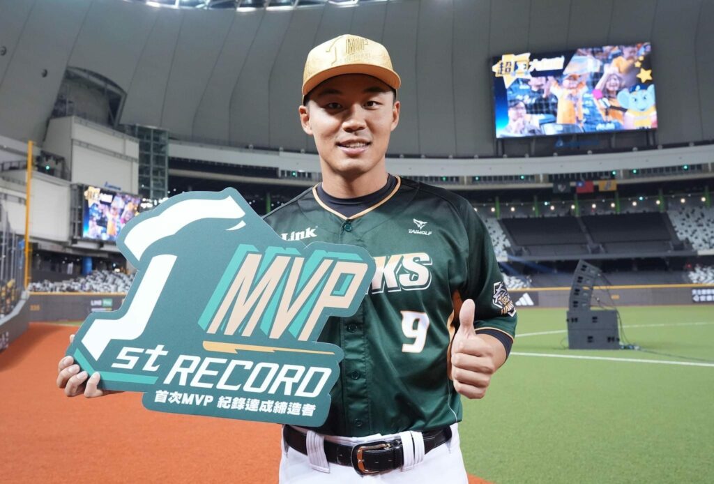 影/《cpbl》「柏融大王」敲致勝打點-台鋼雄鷹奪歷史首勝