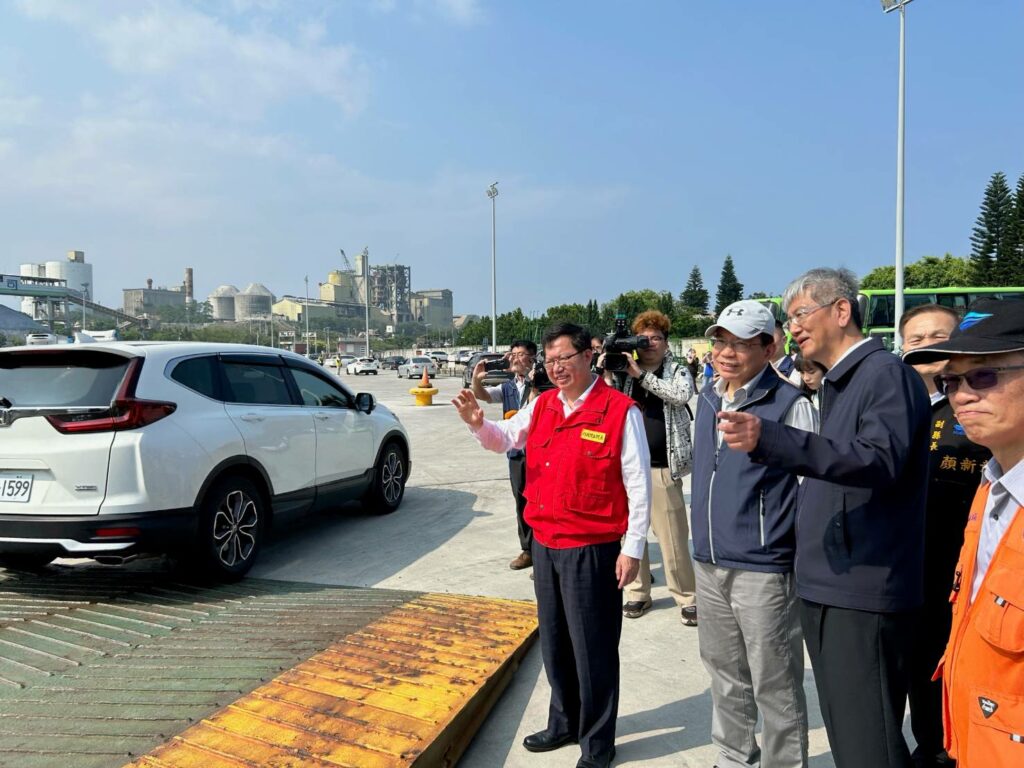 行政院鄭文燦副院長與交通部王國材部長赴花蓮港關心蘇花海運備援作業　感謝民眾配合並慰勉工作同仁辛勞