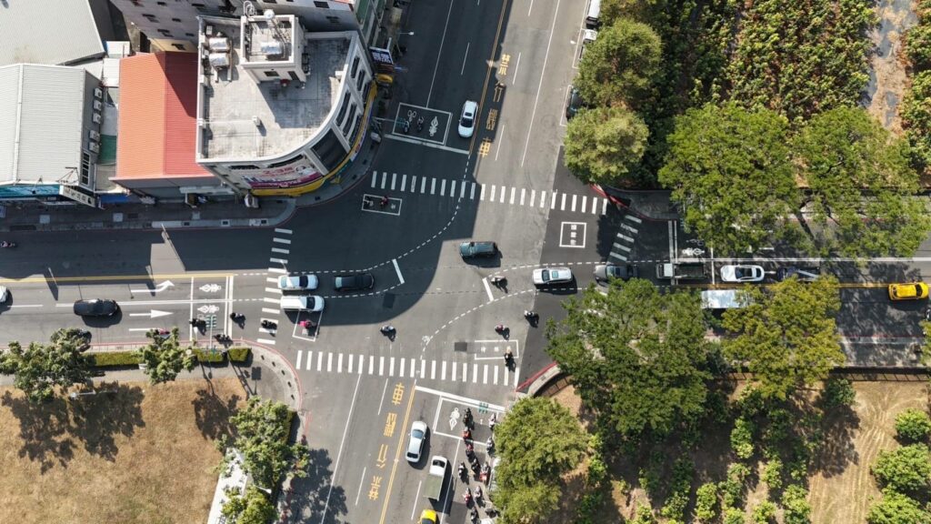 高雄市標線改造　龍東路設置偏心左轉附加車道及左轉專用號誌