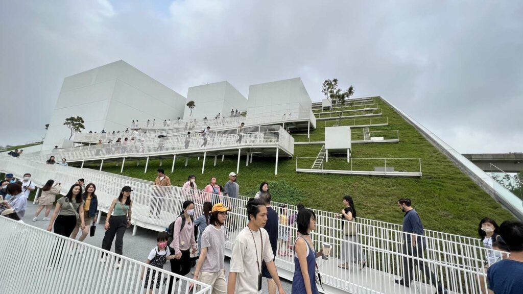 桃兒美館連假首日湧人潮-滾動式修正營運維護參觀品質