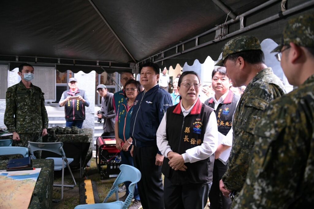 花蓮強震災後救援持續　徐榛蔚與傅崐萁赴太魯閣向搜救人員致敬