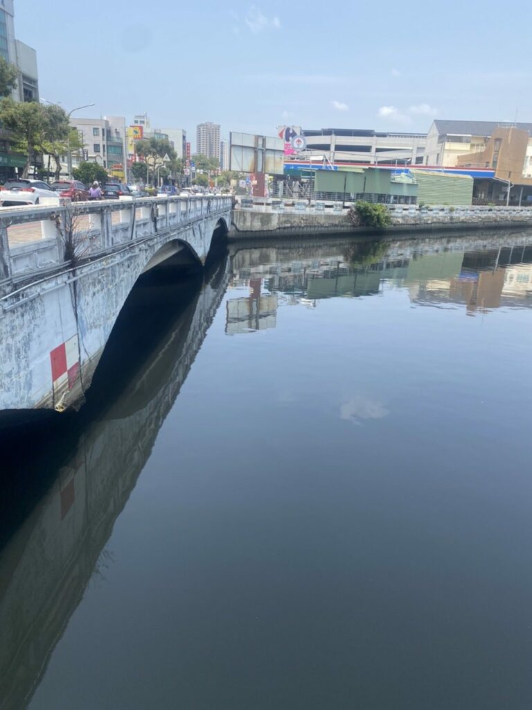 李啟維要求南市府找出健康路運河的水為何染黑的源頭