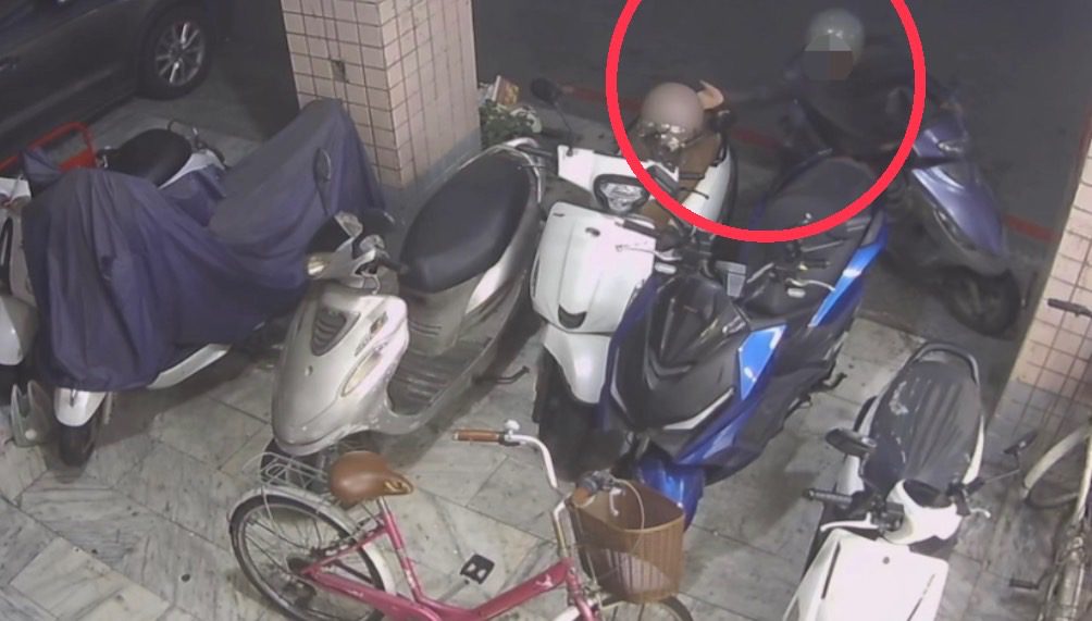 就愛這特殊色-　男見粉藕色安全帽順手牽羊-　警循線順利逮人
