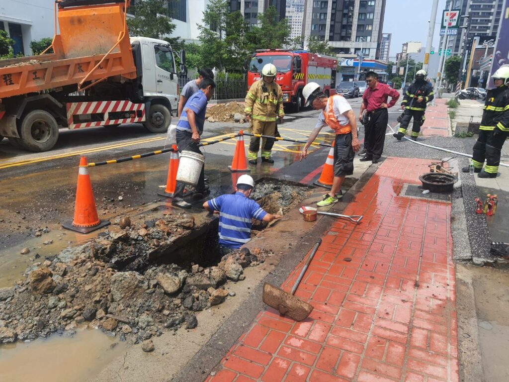 竹縣污水下水道工程今早十時施工　不慎挖斷瓦斯管線　止氣後進行管線搶修