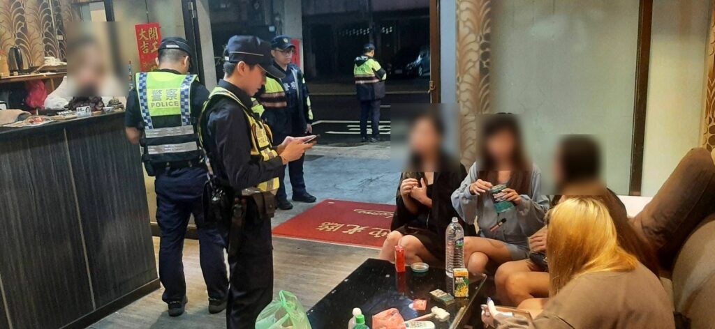 平警雷厲掃黑-她神情慌張車上被查出這些東西