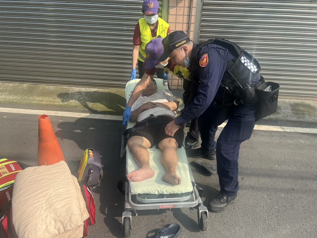 男子1原因癱軟倒路旁-大園警及時救援