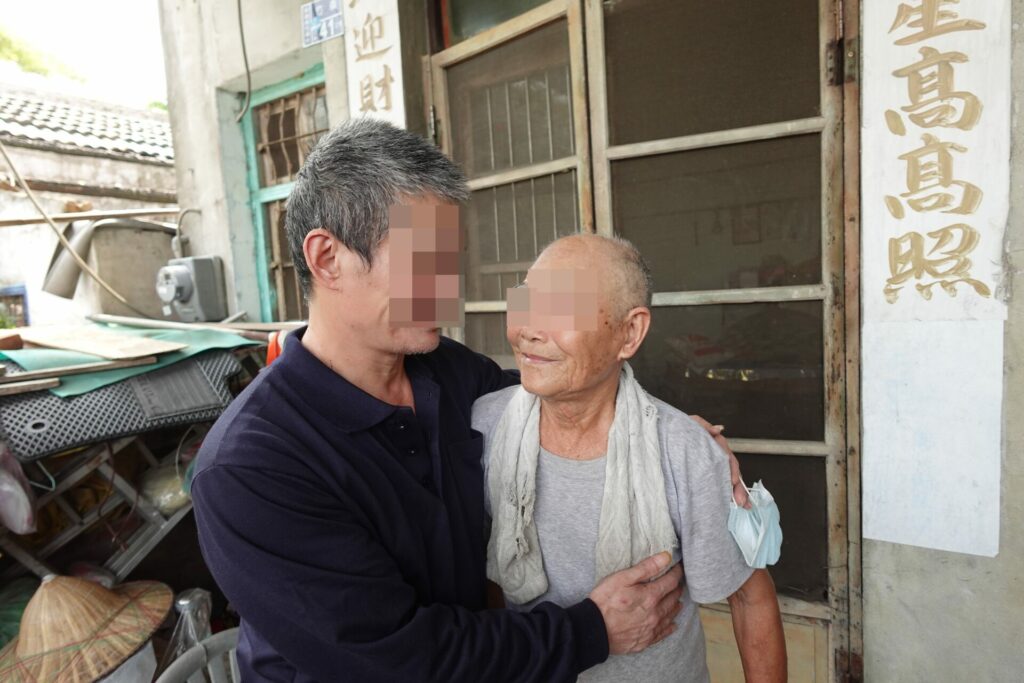 苗栗看守所助收容人復歸迎新生　父子淚相擁