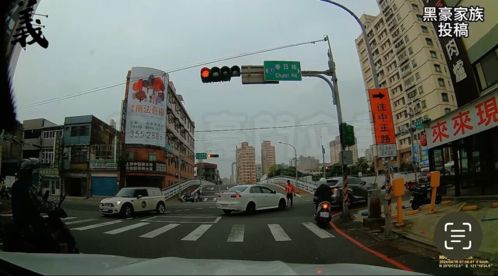 【有片】未依規定行駛硬要右轉-自小客意圖衝撞義警