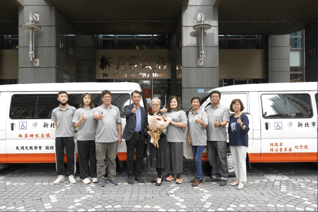 捐贈2輛復康巴士-新店天祥中醫診所醫師善心助弱勢