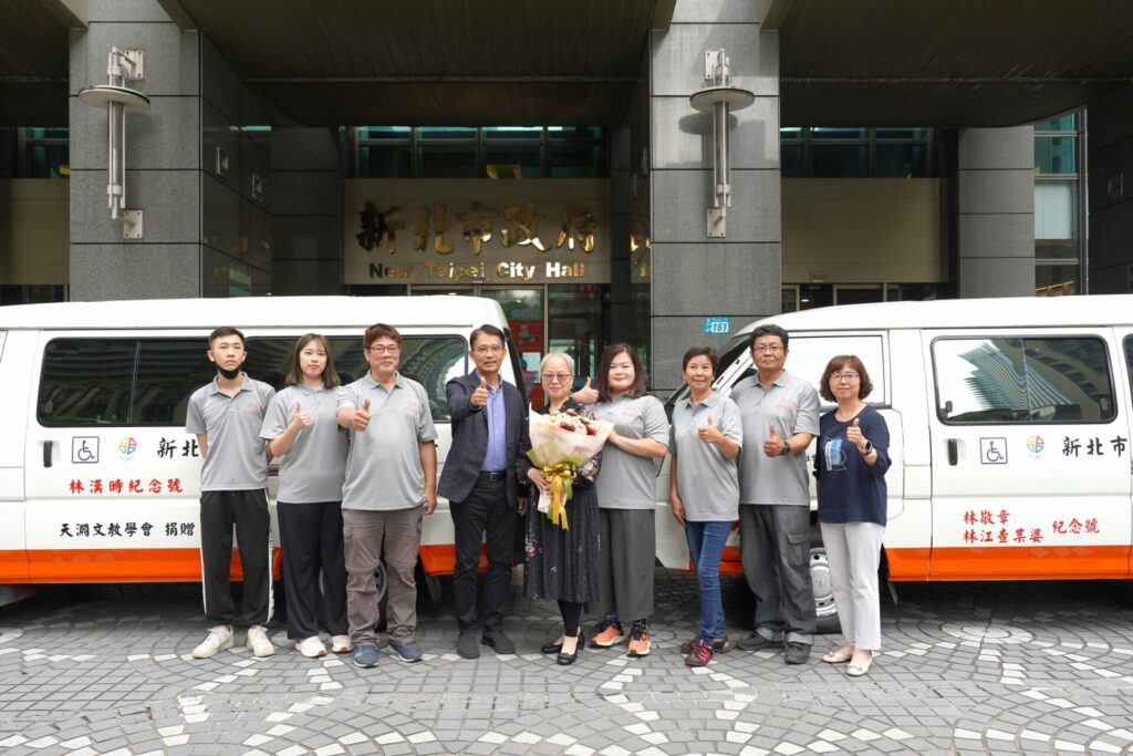 新店中醫師回饋在地　捐贈新北2輛復康巴士
